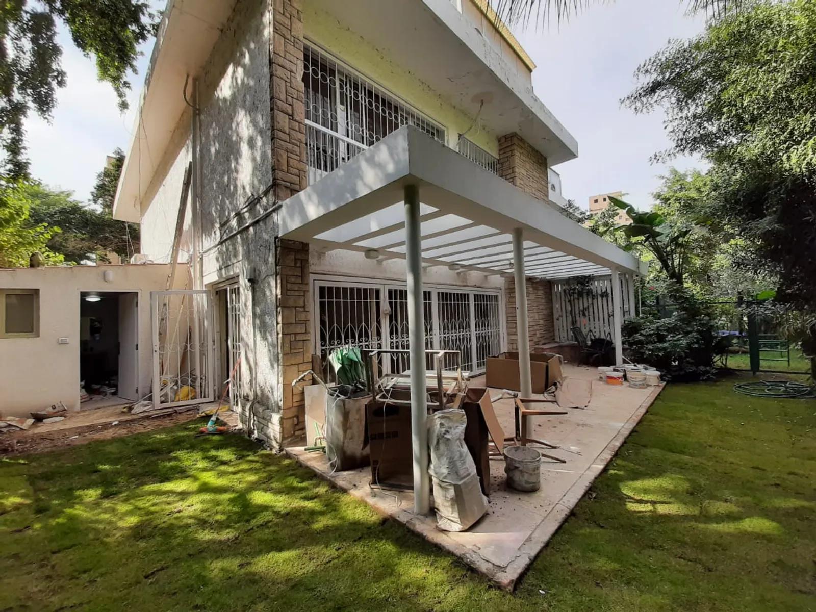 Villas For Sale In Maadi Maadi Degla Area: 1050 m² consists of 3 Bedrooms 4 Bathrooms Semi furnished 5 stars #3858